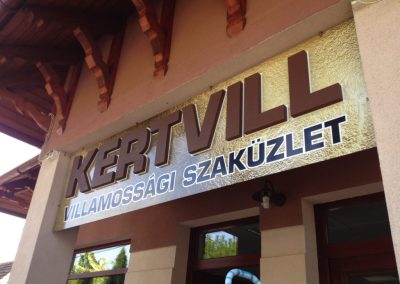 Reklámtábla és homlokzati felirat referencia